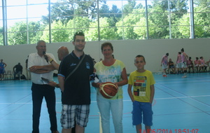 remise, par la ligue du Morbihan, d'un ballon à véronique, pour la féliciter d'être la 31000 licenciée de Bretagne !! 